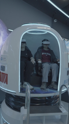 楽しい宇宙カプセル 2席VR映画シミュレーター 独占的な360°回転カプセル 双画面制御 20+スペシャルゲーム DPVRメガネ&マルチエフェクト